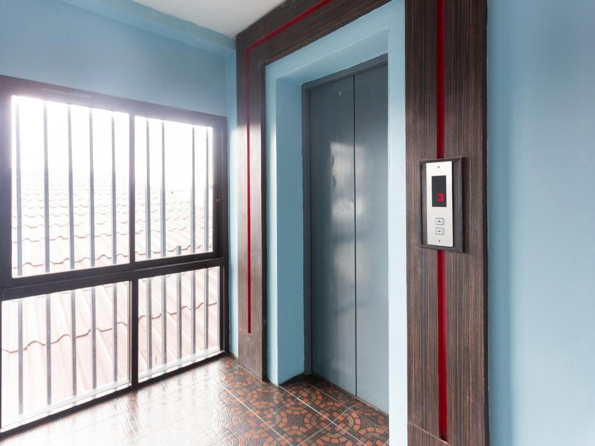 Oyo 1127 Baan Siam Hotel Csiangraj Kültér fotó