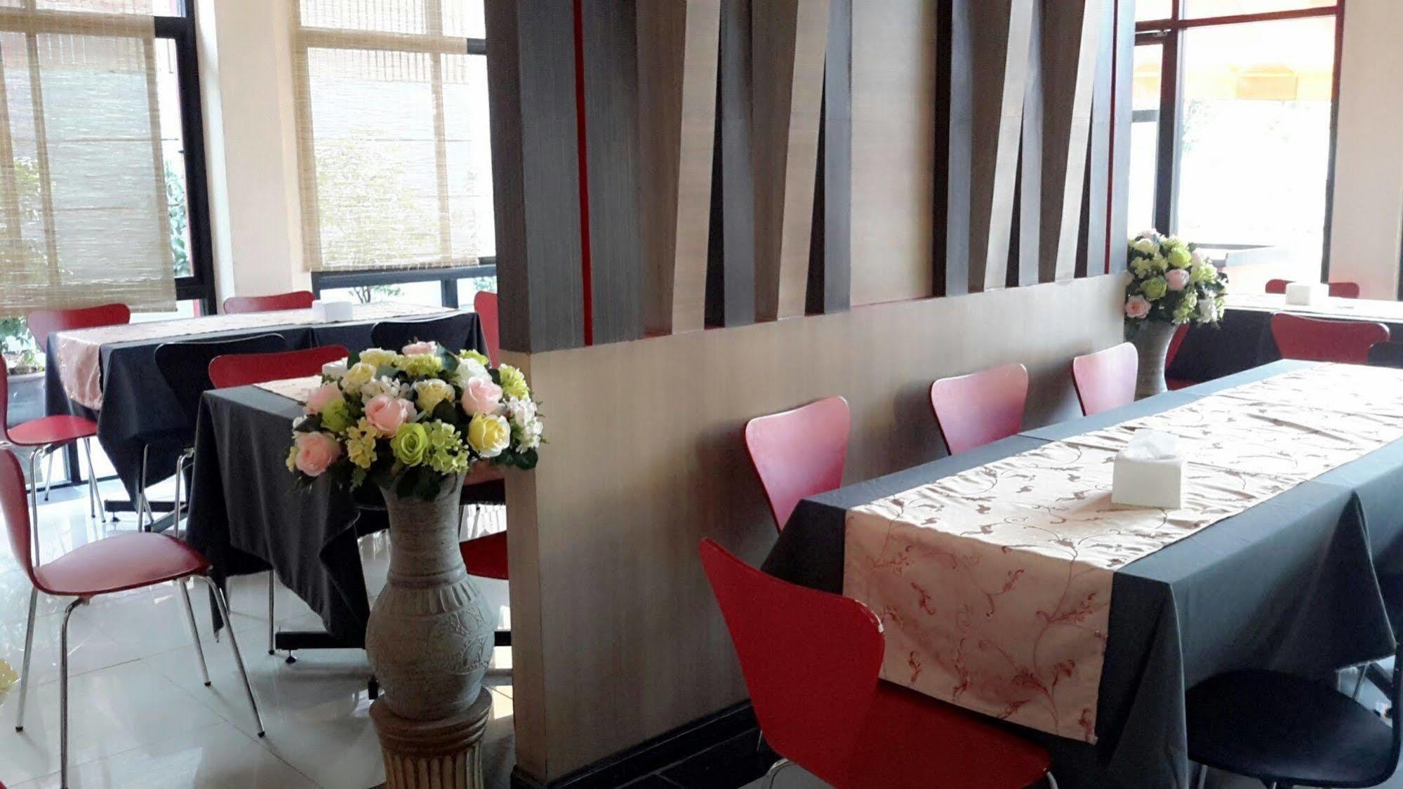 Oyo 1127 Baan Siam Hotel Csiangraj Kültér fotó